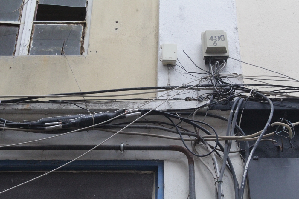 SOKAK KABLO MEZARLIĞINA DÖNDÜ - YAŞAM - Edirne Gazetesi