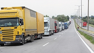 Kapıkule'de 8 kilometrelik tır kuyruğu