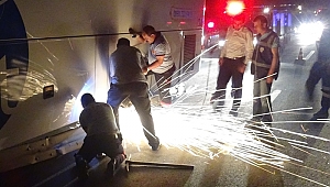 Bariyer demiri otobüsün altına sıkıştı