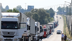 Kapıkule'de 9 kilometrelik tır kuyruğu
