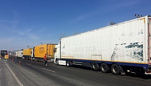 SINIR KAPILARINDAKİ TIR KUYRUĞU SÜRÜYOR