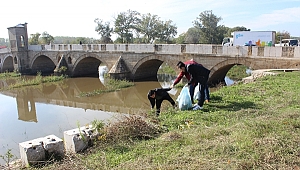 ÇEVRECİ ÖĞRENCİLERDEN TUNCA NEHRİ'NDE TEMİZLİK