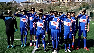 Sahaya asker kepiyle çıktılar