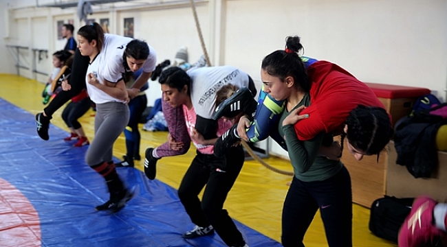 TÜRK KADIN GÜREŞÇİLER İDDİALI