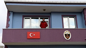 GALATASARAY SEVGİSİNİ EVİNİN BALKONUNA TAŞIDI