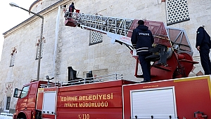 SARKAN BUZ KÜTLESİNİ İTFAİYE KIRDI