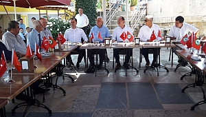 GÜRKAN, MUHTARLAR VE ŞEHİT AİLELERİYLE BAYRAMLAŞTI