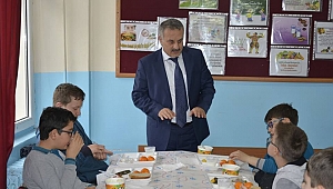 ÖĞRENCİLER "SAĞLIKLI BESLENME GÜNÜ"