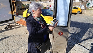 YOLCULAR DURAKTA BEKLERKEN TELEFONLARINI ŞARJ EDEBİLECEK