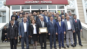MAKAM ODASININ KAPISINI SÖKTÜRDÜ