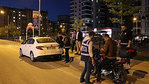 ÇAY PAKETİNDEN RUHSATSIZ TABANCA ÇIKTI
