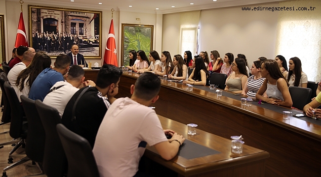 ARNAVUT ÖĞRENCİLER VALİ CANALP'İ ZİYARET ETTİ