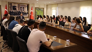 ARNAVUT ÖĞRENCİLER VALİ CANALP'İ ZİYARET ETTİ