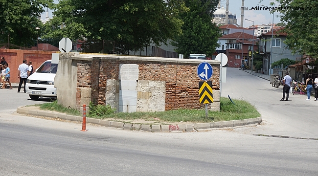 TRAFİĞE TARİHİ,ÇEŞME ENGEL OLUYOR