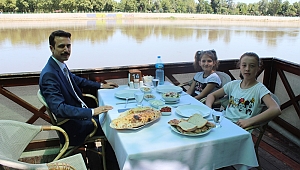GÜREŞÇİLERE KUTLAMA YEMEĞİ