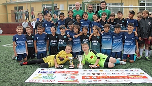 MİNİK FUTBOLCULAR 15 TEMMUZ ŞEHİTLERİMİZ ANISINA TER DÖKTÜ