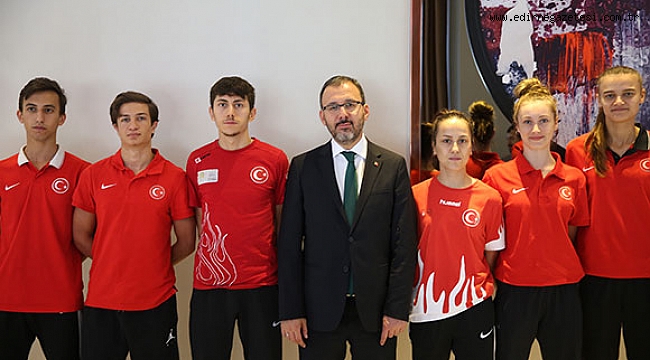 AY YILDIZLI FORMA ONA ÇOK YAKIŞTI