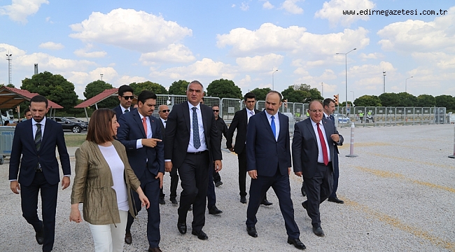 KAPIKULE´DE GURBETÇİLERDEN BAKANA KLAKSONLU TEPKİ