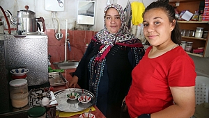 KÖY KAHVEHANESİNİ ANNE KIZ İŞLETİYOR