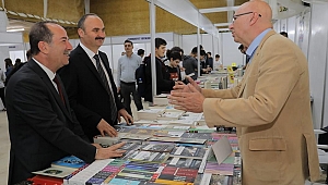 KİTAP FUARINI ZİYARET ETTİLER 