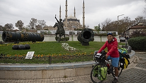 BİSİKLETİYLE DÜNYAYI GEZİYOR 