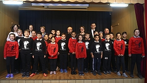 ÖĞRENCİLERE ATATÜRK SİLÜETİ BASKILI TİŞÖRT ARMAĞAN EDİLDİ 