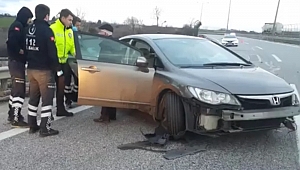 OTOMOBİL BARİYERLERE ÇARPTI 
