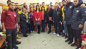 TRİBÜNLER KADINLARA EMANET 
