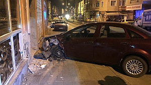 ALKOLLÜ SÜRÜCÜ DUVARA ÇARPTI 
