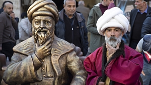 BİR SİNAN HEYKELİ DE SARAÇLARA 