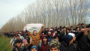 2 BİN 500 GÖÇMEN AYNI ANDA GEÇTİ 