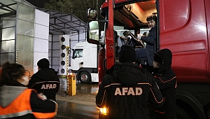 AFAD, KAPIKULE'DEN TÜRKİYE'YE GİRİŞ YAPAN TIR ŞOFÖRLERİNE KUMANYA DAĞITTI 
