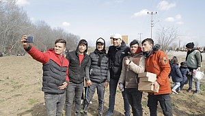 ÇOCUK BEZİ VE MAMA DAĞITTI 