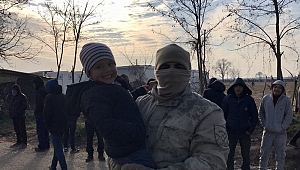 GÖÇMEN ÇOCUKLARA MEHMETÇİK ARKADAŞLIK EDİYOR 