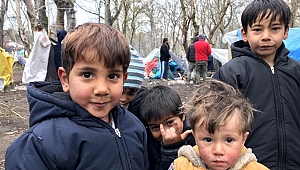 SIĞINMACI ÇOCUKLAR SINIRDA UMUTLA BEKLİYOR 