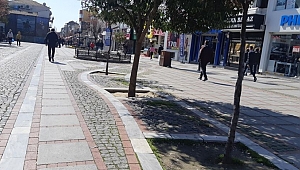 SON DAKİKA...EDİRNE BELEDİYESİ SARAÇLAR CADDESİNDE BULUNAN BANKLARI KALDIRDI 