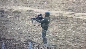 YUNANİSTAN’IN GERÇEK YÜZÜ: OTOMATİK SİLAHLARLA ATEŞ AÇTI 
