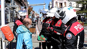 Edirne'de caddede dolaşan Şükrü dedeyi polisler evine bıraktı 