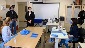 İBA, MASKE ÜRETEN ÖĞRENCİLERİ ZİYARET ETTİ