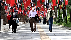 65 yaş üstü vatandaşlar sokağa çıkarak yürüyüş yaptı 