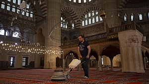 Cuma namazıyla ibadete açılacak Selimiye Camisi dezenfekte edildi 