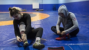 Olimpiyata hazırlanan kadın güreşçiler özel izinle mindere döndü 