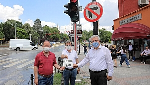 TRAFİK IŞIKLARINDA ‘MASKE TAK’ UYARISI 