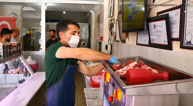 KURBANINI KESTİREN KASABA KOŞTU