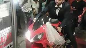 MOTOSİKLET TUTKUSUNU HER YERDE GÖSTERDİ 