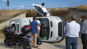 ARAÇ ÇARPIŞMANIN ETKİSİYLE YAN YATTI