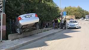 DUVARDA ASILI KALDI 