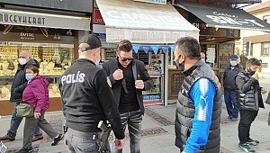 SİGARA YAKAN CEBİNİDE YAKIYOR 
