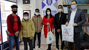 YABANCI ÖĞRENCİLERE HEDİYE DAĞITILDI 