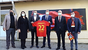 BAKAN SELÇUK’A EDİRNESPOR FORMASI HEDİYE EDİLDİ